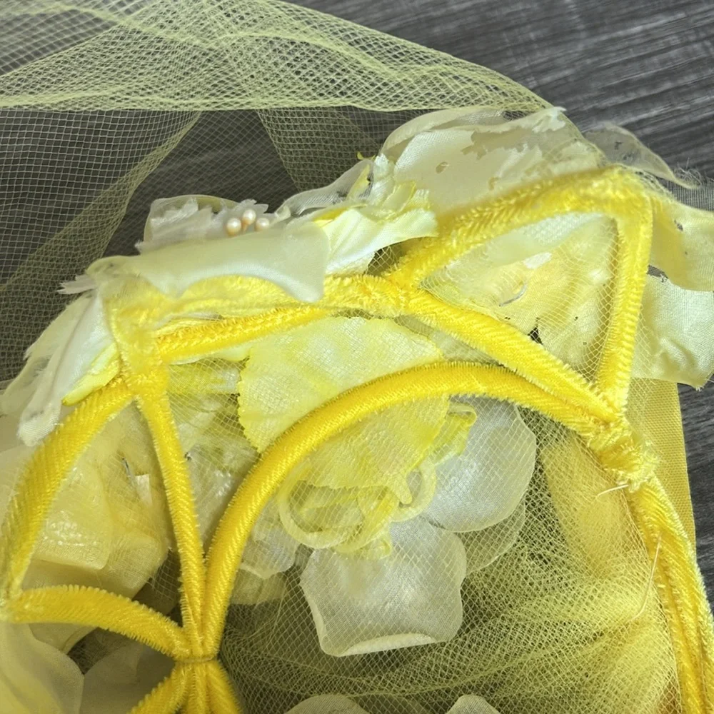 Vintage Couture 1950’s Fascinator Hat Yellow/White‎ Flowers Veiled with/Felt Bow